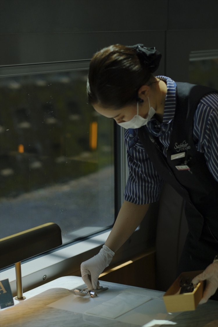 カトラリーも上質な雰囲気。敷き紙や紙コップは同列車のロゴ入り。