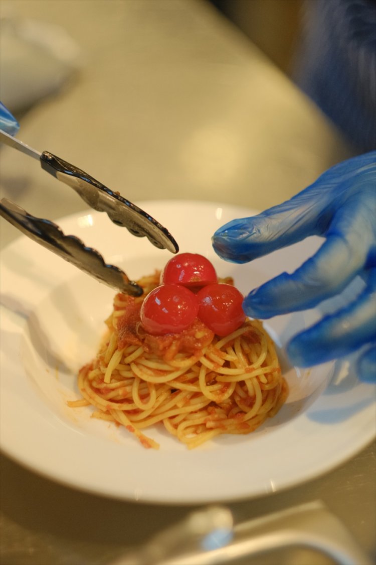 トマトの味わい濃厚な伊豆産フレッシュトマトのスパゲティ。パンと下田の観音温泉水（飲料用）付きで1100円。※カフェテリアのメニューは変更になる場合があります。