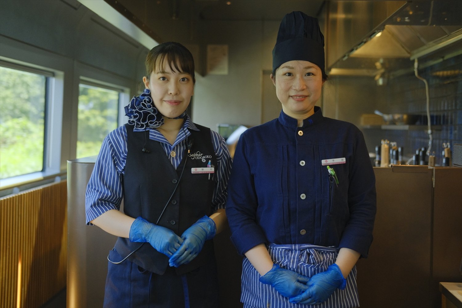 サフィール踊り子の色味と合わせたアテンダントと調理スタッフの制服。※撮影のため、マスクを外しました