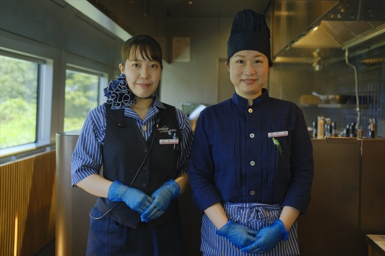 サフィール踊り子の色味と合わせたアテンダントと調理スタッフの制服。※撮影のため、マスクを外しました