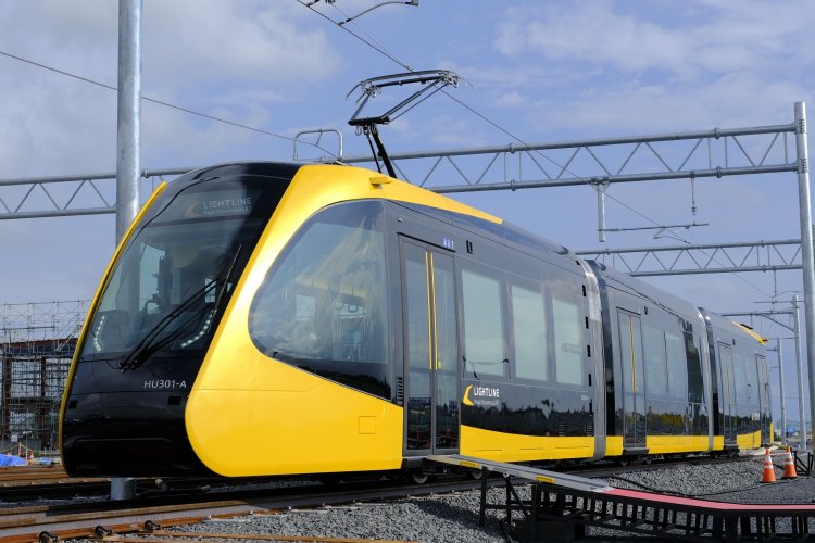 3両で1編成。開業日には17編成がそろう。