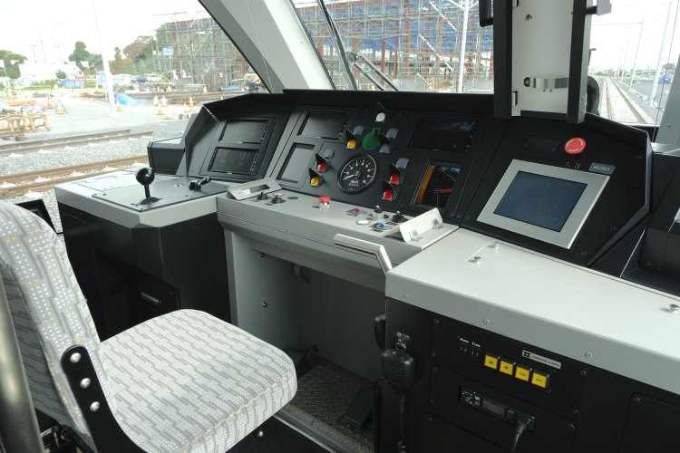 運転席。速度計は時速80kmまであるが、路面電車の法定速度は時速40kmまで。