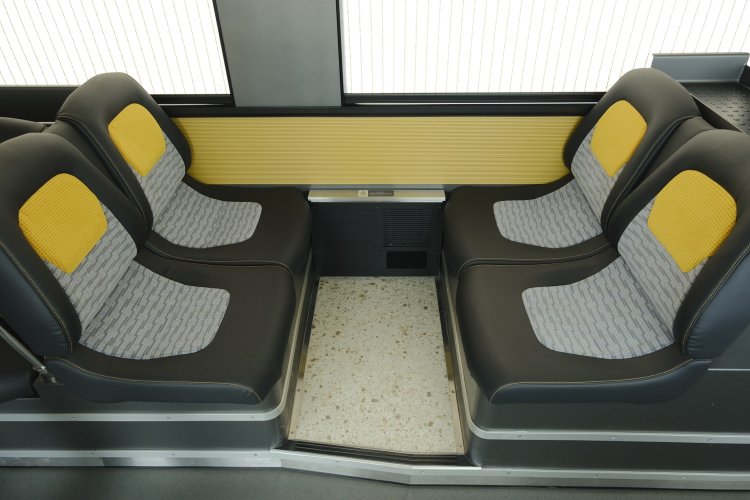 座席の下は大谷石風。