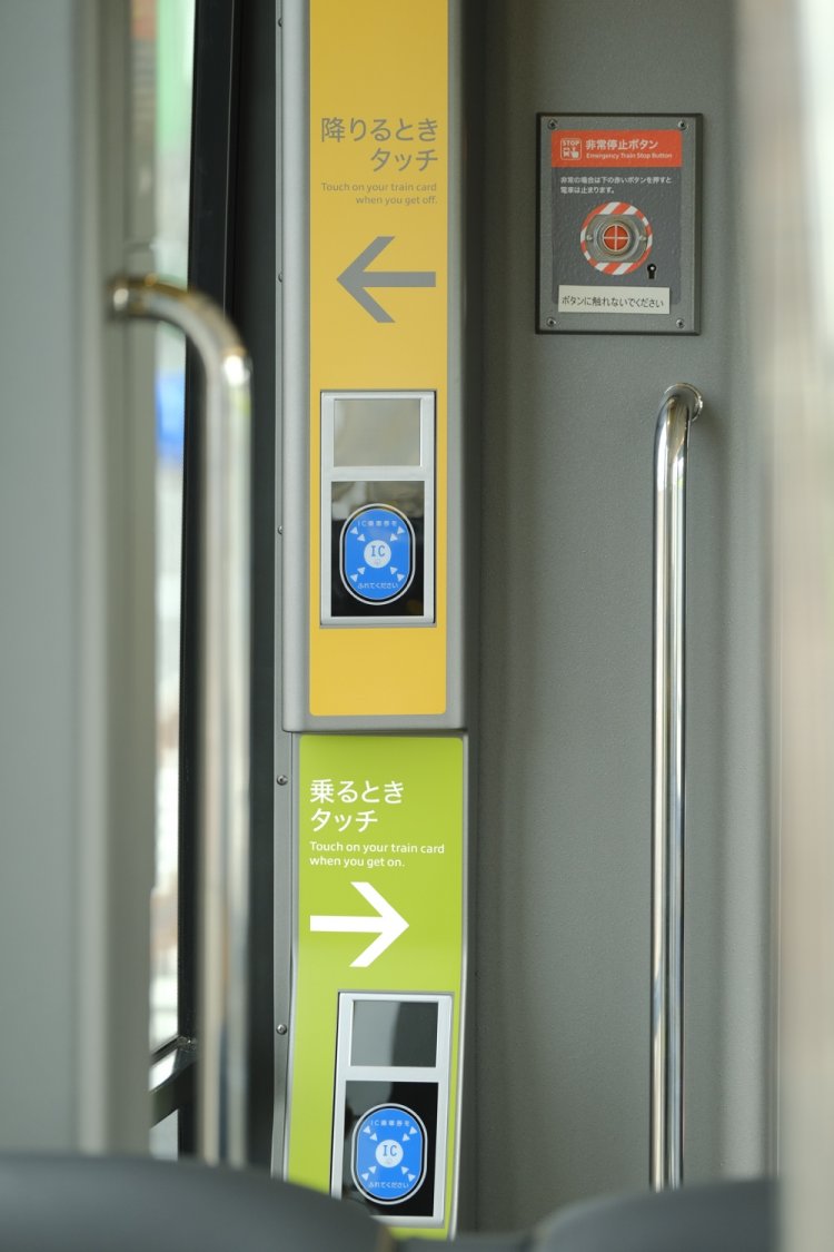 左右計8カ所の扉両側にICカードリーダーを設置。