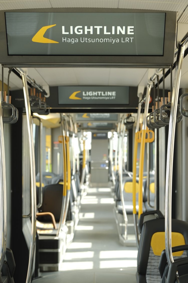 各車両2～3カ所に電光掲示板を設置。