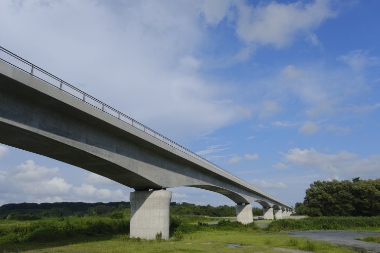専用区間となる鬼怒川橋梁。3年がかりで右岸と左岸を結んだ。