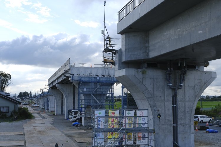 取材時の7月、橋梁の袂（たもと）は未完成。
