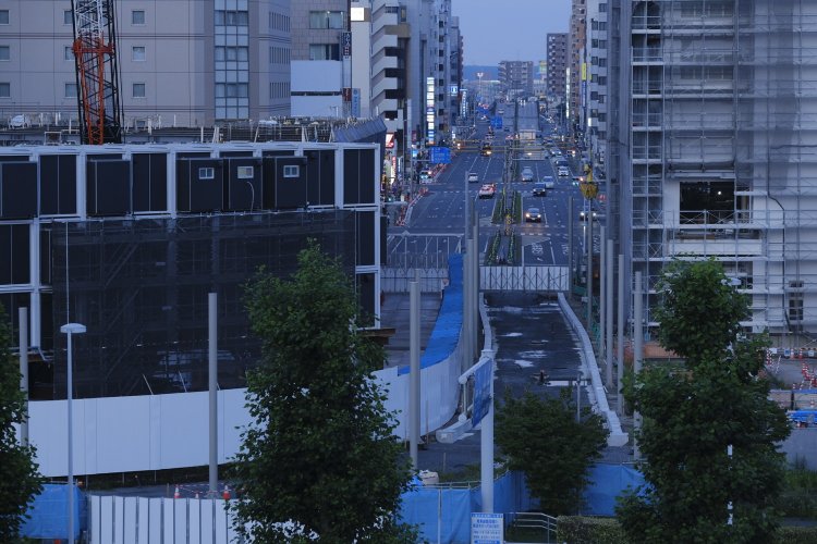 宇都宮駅東口には架線用の電柱も準備。