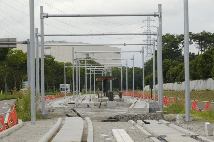 グリーンスタジアム前停留場。快速の追い越し車線が左に見える。