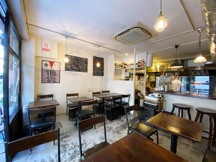 温かい雰囲気の店内。オープンキッチンを一望できるカウンター席も人気だ。