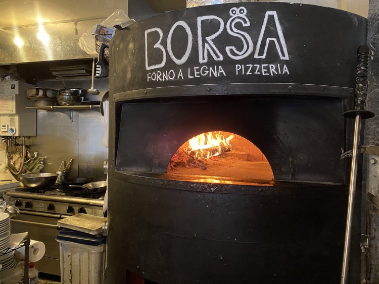 窯もイタリアから輸入。着火しやすいが安定しない細い薪と、着火しにくいが一度着くと安定する太い薪、2種類を使い分けながら窯内の温度を500度ほどに上げていく。