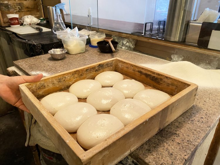 ピッツァの生地は徹底した温度管理のもと、丸1日寝かせて作る。