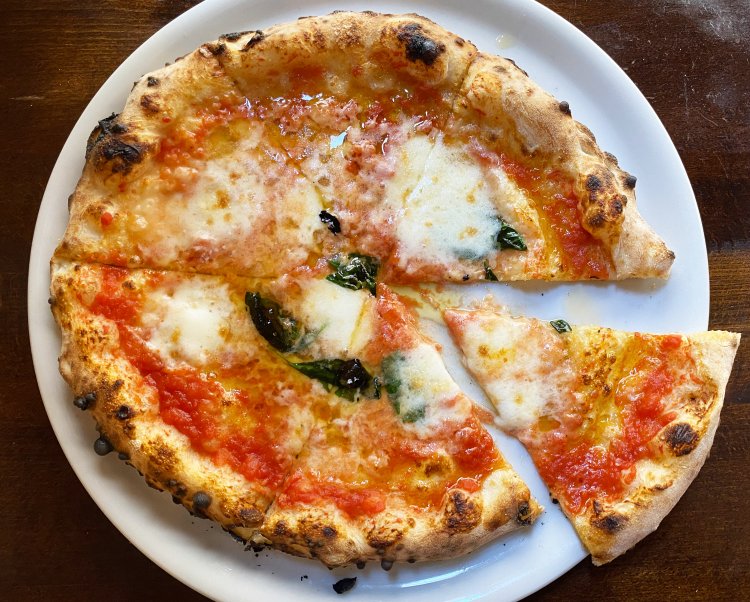 一番人気のマルゲリータ1100円。平日限定のランチなら、サラダ、ピーチティー付きで税込950円で楽しめる。