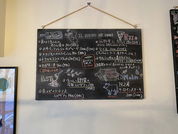 ピッツァが中心だが、アンティパストやアルコールも充実。旬の素材を使ったメニューも楽しめる。