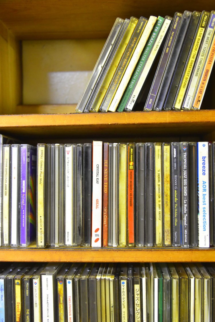 コレクションが渋いジャズのCD棚。