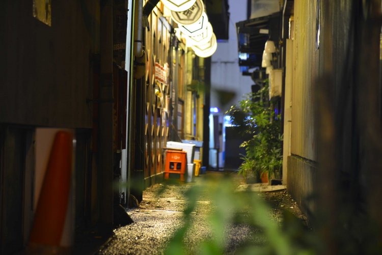 いわゆるミロの路地から入る。喫茶「ミロ」も消えて久しいが。