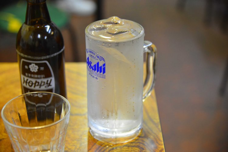 ジョッキになみなみと注がれた「中」。この店では、「外」をお代わりするのがデフォルト。