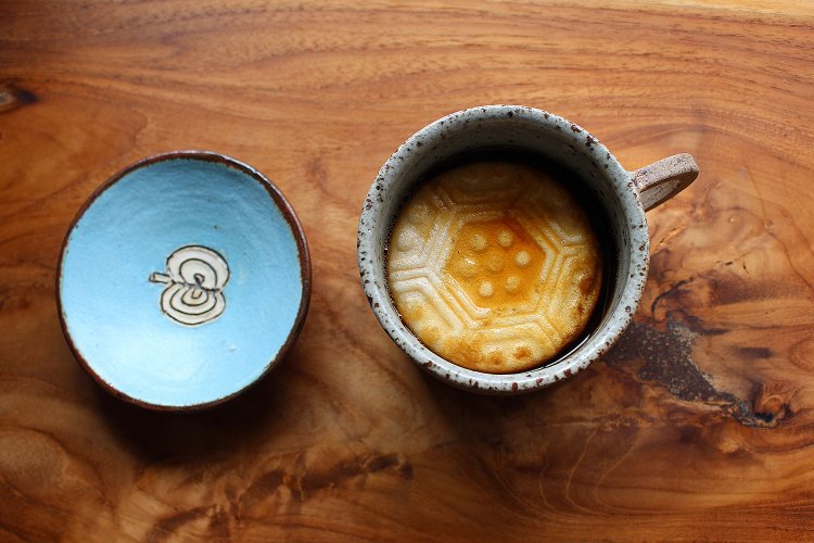 熱々のコーヒーに最中を浸す。