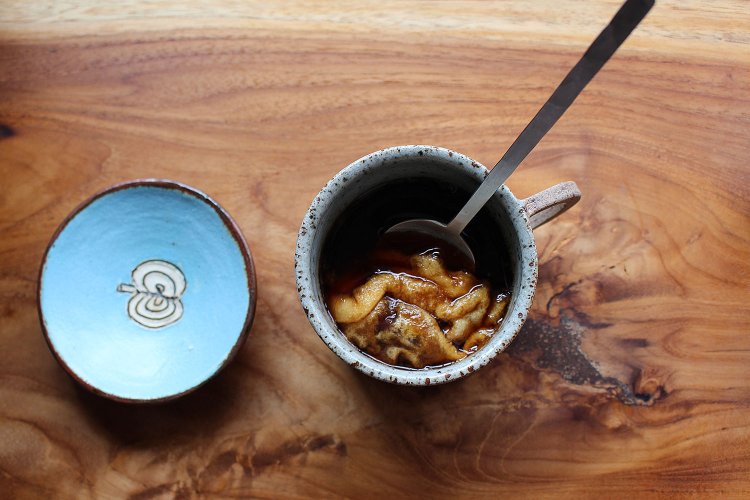 数分ふやかしてから混ぜて餡を溶かす。皮は崩しすぎない。餡は塊が少し残っていてもおいしい。