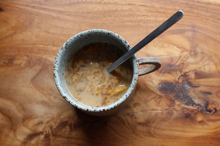 温めた牛乳を大さじ2ほど加える。冷たいものでも可。