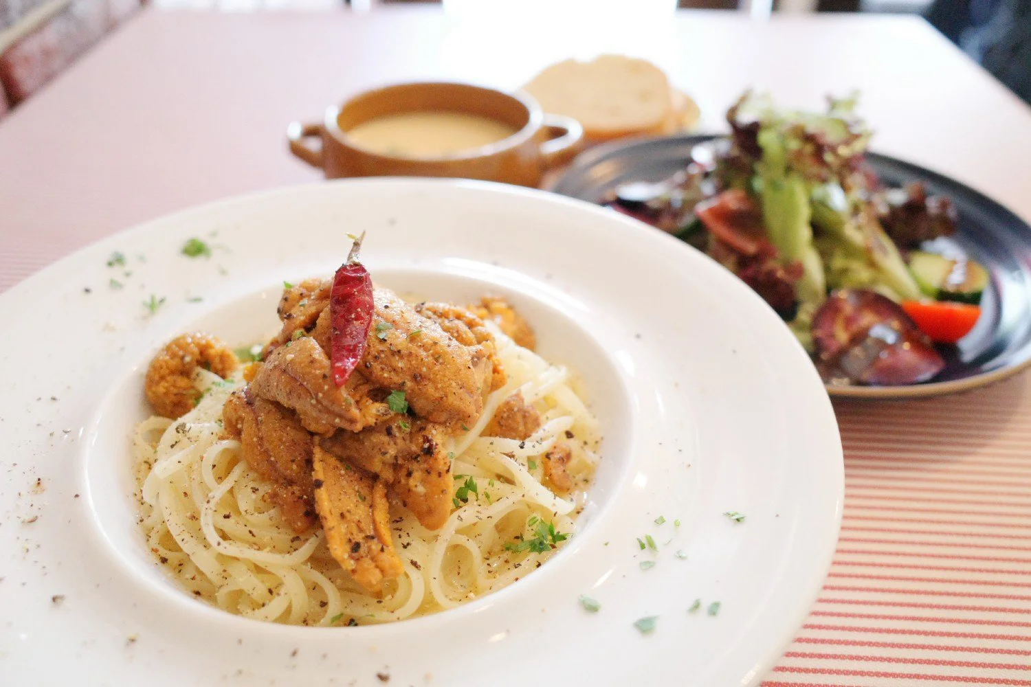 板橋駅そばの小さな食堂 Taverna Minimo で贅沢ランチ ウニたっぷりのペペロンチーノに驚く技アリイタリアン さんたつ By 散歩の達人