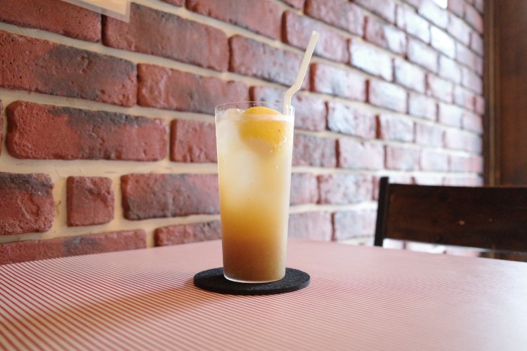 自家製辛口ジンジャーエール500円は刺激十分！　ショウガの風味をダイレクトに感じる辛さで、一度飲むとハマります。