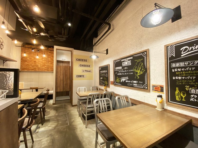 入り口を中心に、左右へ細長く伸びる店舗の左側スペース。