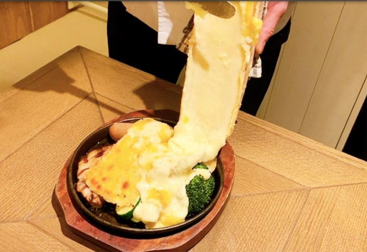 ラクレットチーズのライブ感も見逃せない。