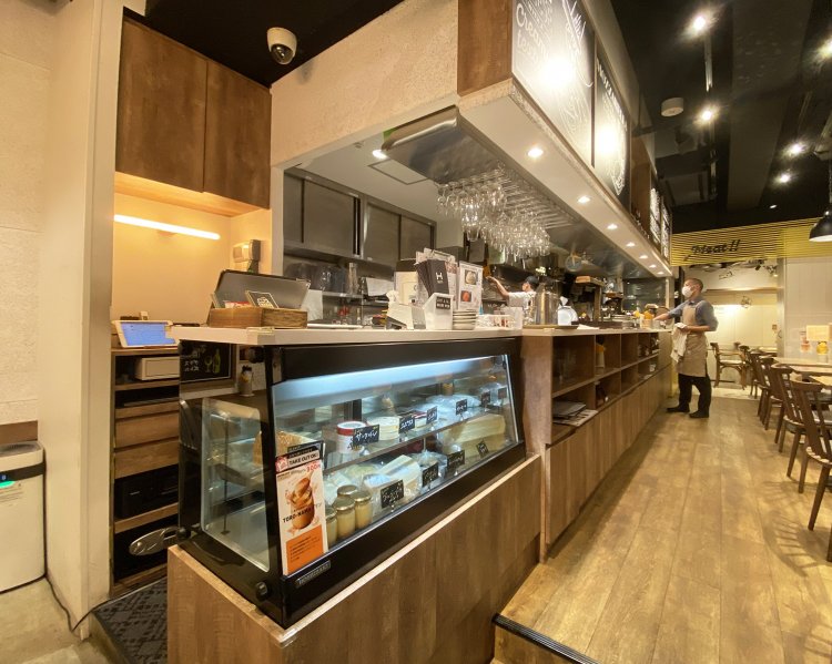 入って右側のテーブル席からは、オープンカウンターのライブ感を満喫できる。