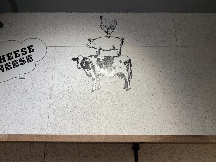 店に通じる階段や入り口付近、店内などのいたるところにチーズ料理を想起させるイラストが。