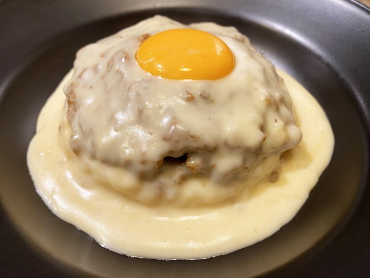 一番人気は、長壽卵on！チーズ屋さんの特製キーマカレー1430円。ランチタイムならサラダ付きで1380円。