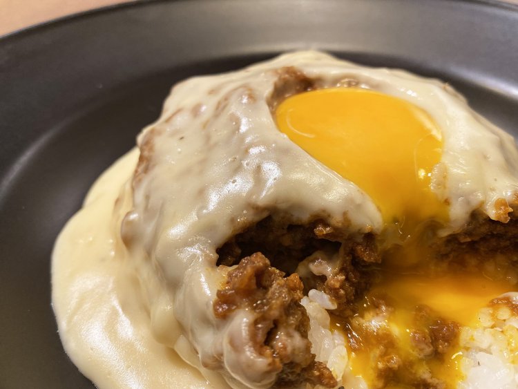 スプーンを入れると、頂上の長壽卵がとろりと溶け出した。