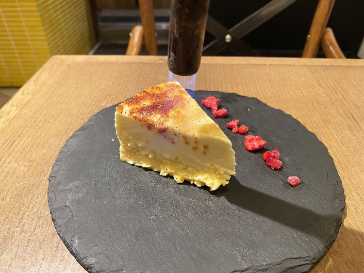 ブリュレチーズケーキは、目の前でバーナーであぶってキャラメリゼしてもらえる。