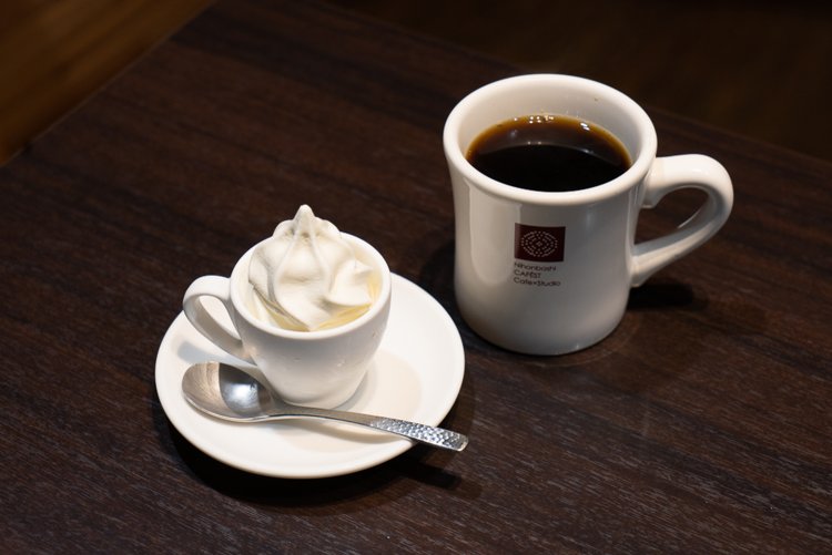 コーヒーは1杯440円。ミニソフトセットにすると520円で、大人がおやつとして食べるには、ちょうどいいサイズのソフトクリームがうれしい。