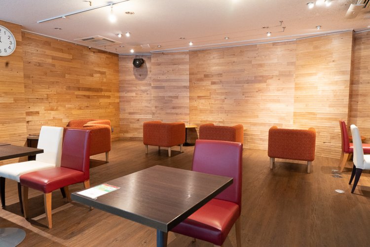 客席と客席の間が広く作られているのがポイント。