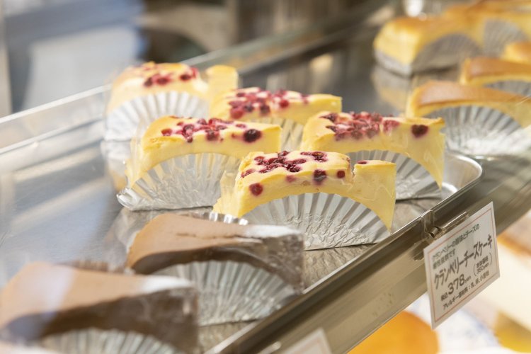 手前からチョコレート、クランベリーのチーズケーキ410円。