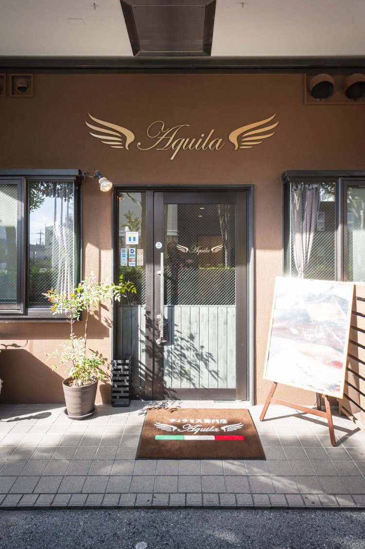 路地裏にてひっそり営業中。