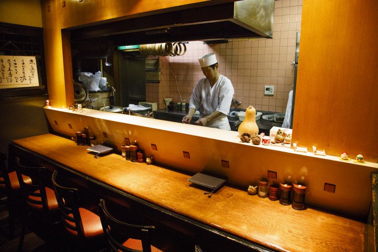 カウンター席や小上がりを用意。