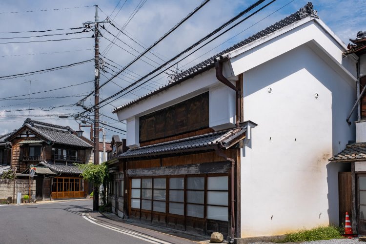 川の流れに沿うようにカーブを描いている日光例幣使街道。