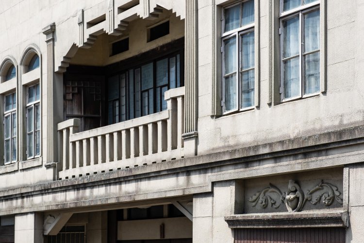 建物壁面に施された意匠にも思わず目を奪われる。