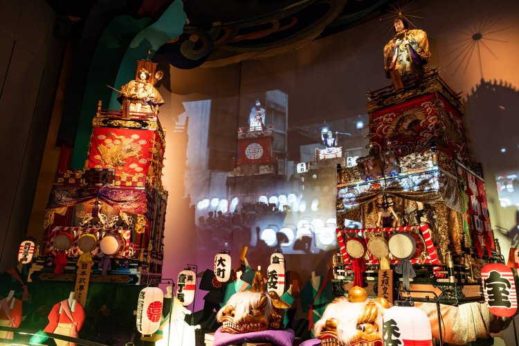 人形山車は迫力満点で、照明を駆使した演出も見事だ。