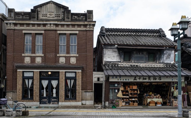 趣の異なる建物が並ぶ様子も目につく蔵の街大通り。