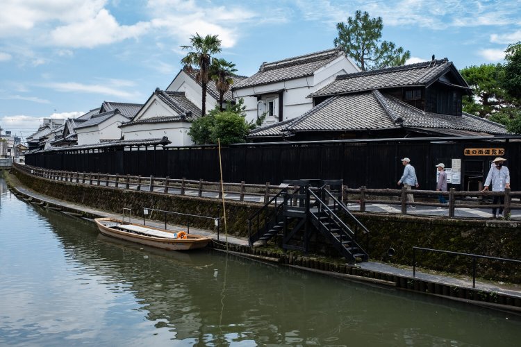 巴波川沿いに黒塀と白壁土蔵が残る、栃木市を代表する景観。