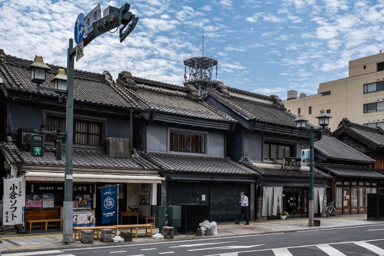 倭町（やまとちょう）交差点前には黒塗りの見世蔵がズラリ。