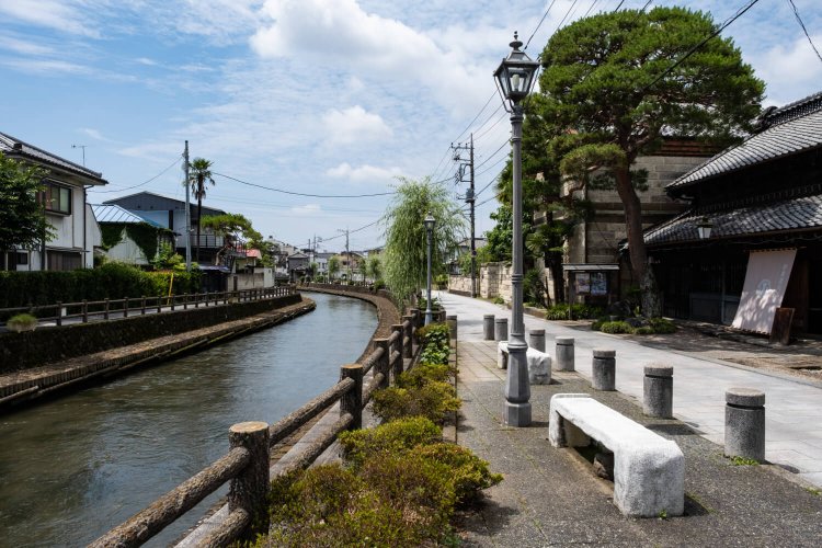 横山郷土館前を流れ下る巴波川。散策路には舟をひいた名残の「綱手道（つなてみち）」の名が付いている。