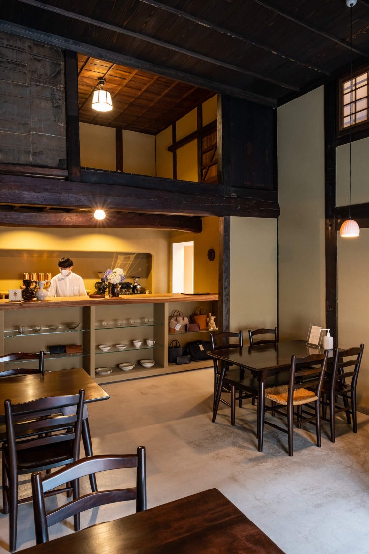 高い天井や、新たにしつらえた一枚板のカウンターなど、随所にセンスが光る店内。