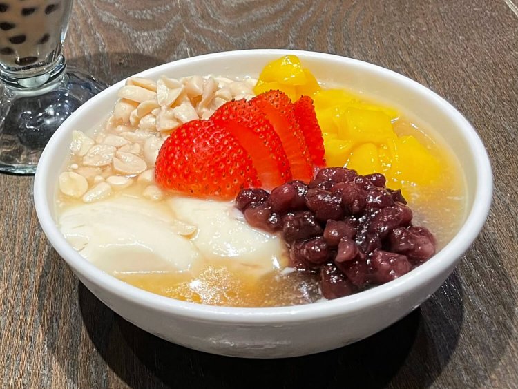 豆花（トッピング4種のせ）750円。