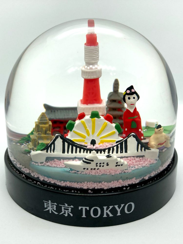 東京の名所がこれでもかと詰め込まれたスノードーム。力士と芸者のサイズ感がおかしい