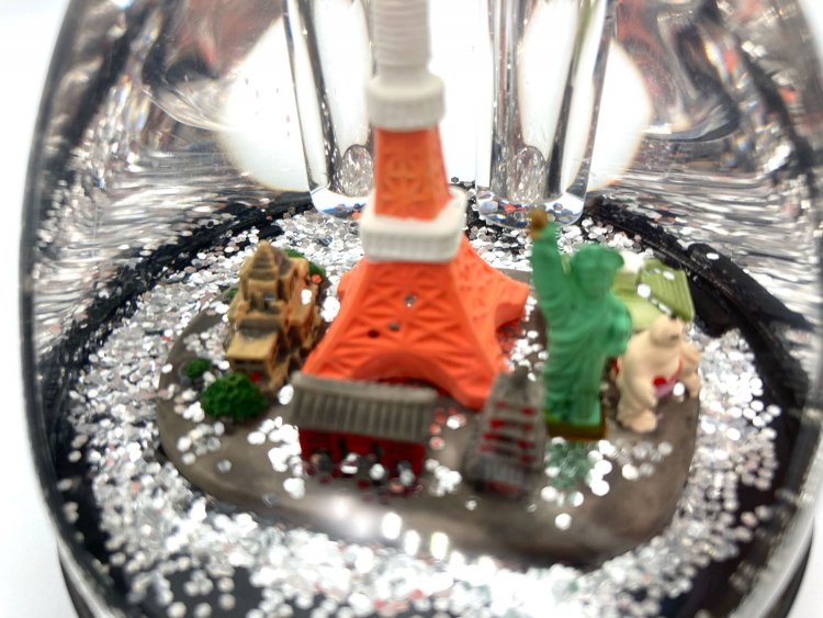 中を見てみると、自由の女神がそびえ立っている