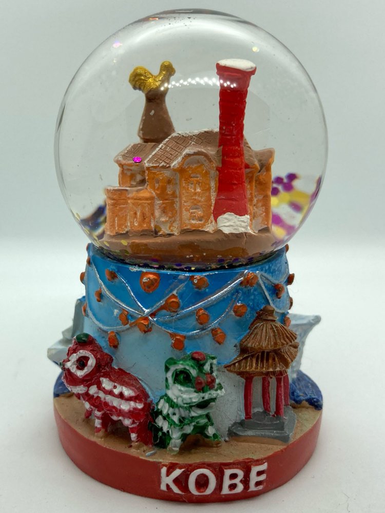 神戸土産。土台部分に南京町やポートタワーなど名所が彫られていてオシャレ